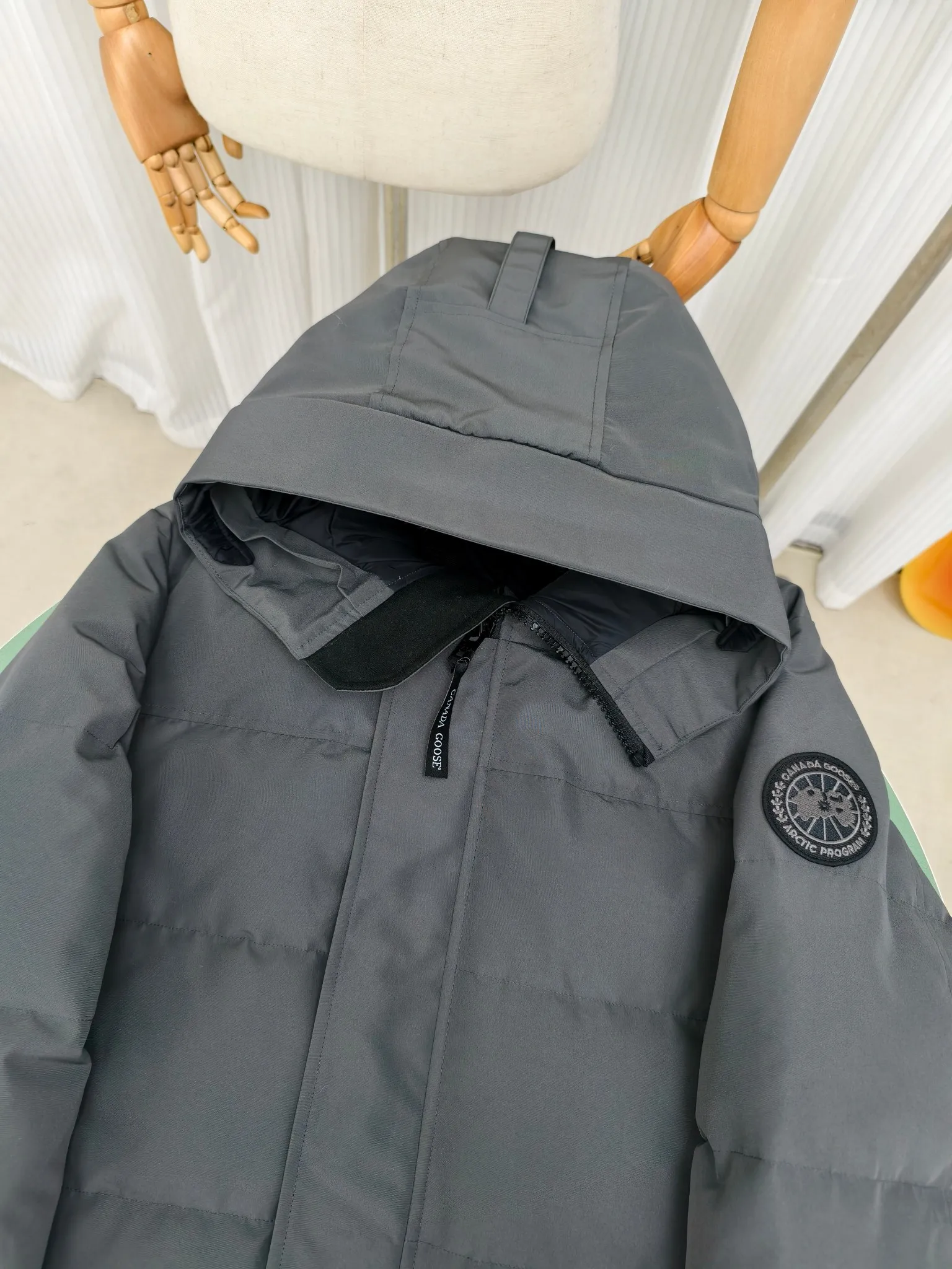 P700————2080M/New 17 models (higher version) Canada goose MacMillan parka. The MacMillan Parka features an innovative design with a streamlined hood detail, added shoulder straps and two additional interior pockets. This hip-length parka offers warmth and style with its quilted design and curved hem. Filled with extremely fluffy white duck down. The MacMillan Parka provides essential protection in all weathers. The adjustable down-connected hood improves warmth and protects against harsh weather. Rib knit cuffs tucked into the interior. The hood is equipped with a detachable zipper guard, and the hood trim can be replaced to create a personalized style and provide more protection (this jacket can be matched with wolf fur collar accessories, choose by yourself) ❤️The only version in the market Color: black red label black black label gray red label gray black label off-white red label navy red label Size: XS-2XL